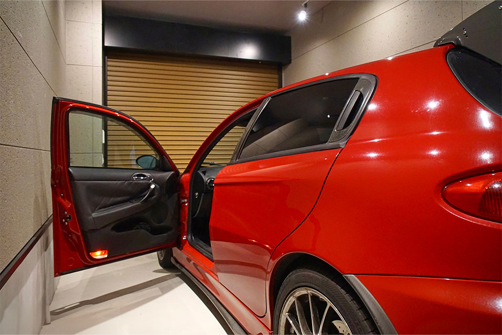 B区画に駐車したアルファロメオ147