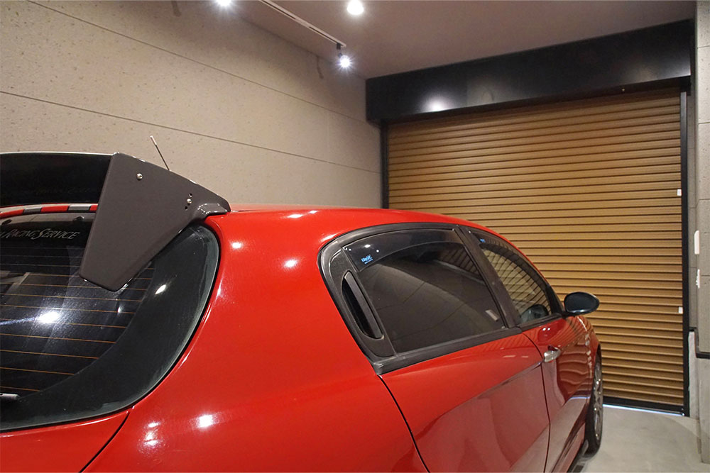 A区画に駐車したアルファロメオ147