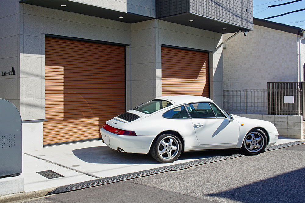 ガレージ前に駐車した911Carrera（Type993）