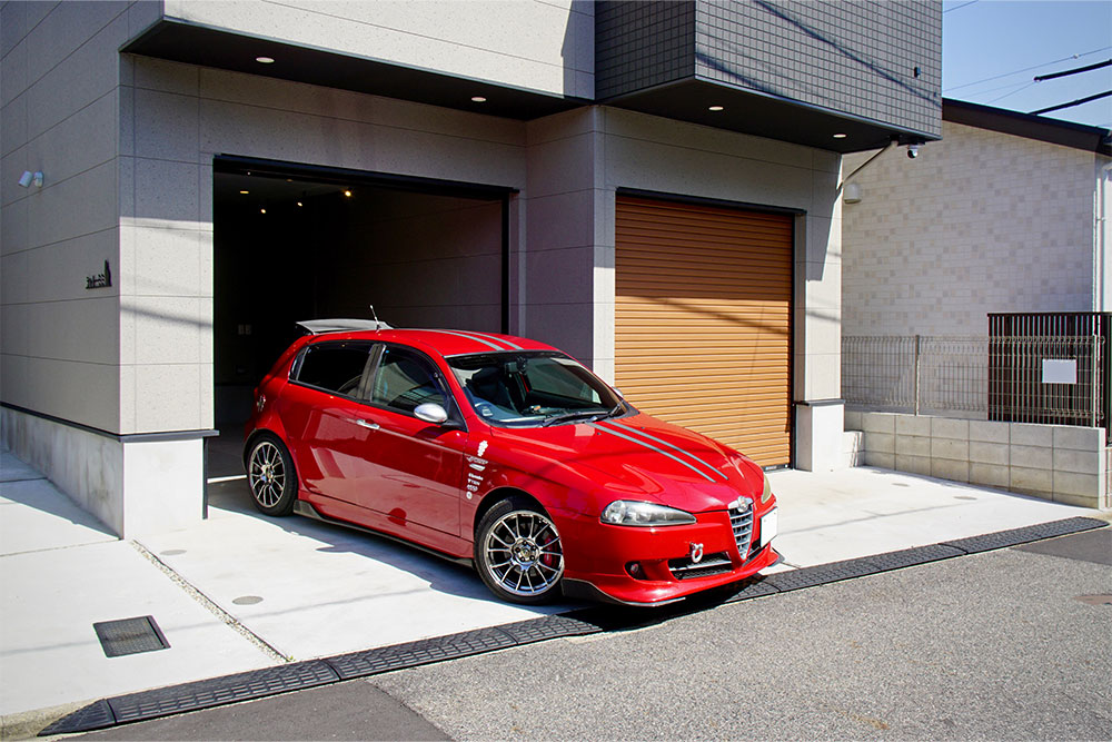 A区画を出発するアルファロメオ147