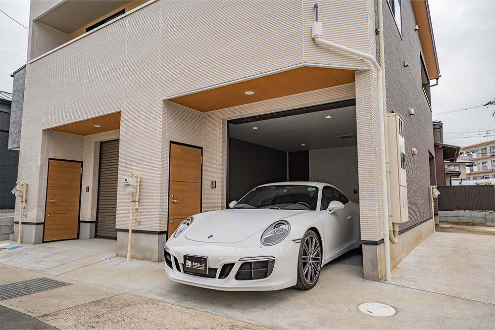 ガレージを出発するPorsche_911CarreraS