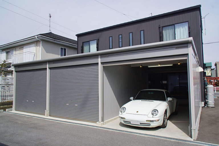 窓越しに愛車を望む、背抜きガレージという選択｜荒尾駅 徒歩5分