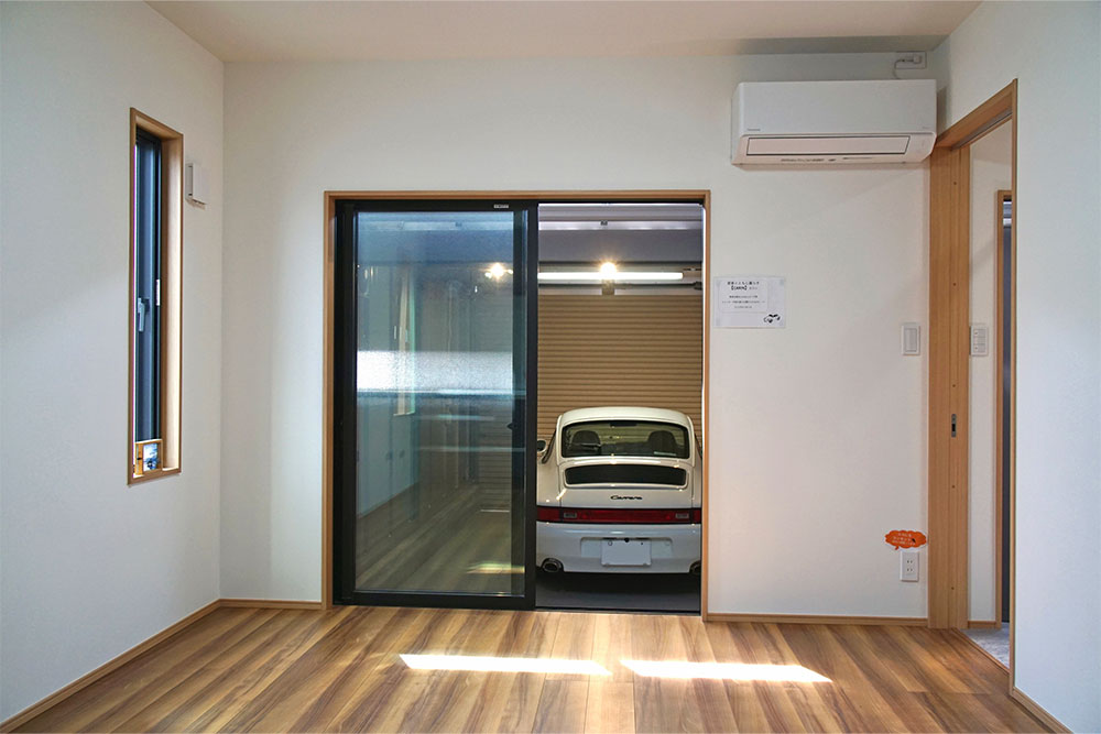 101号室のLDKから見たガレージ