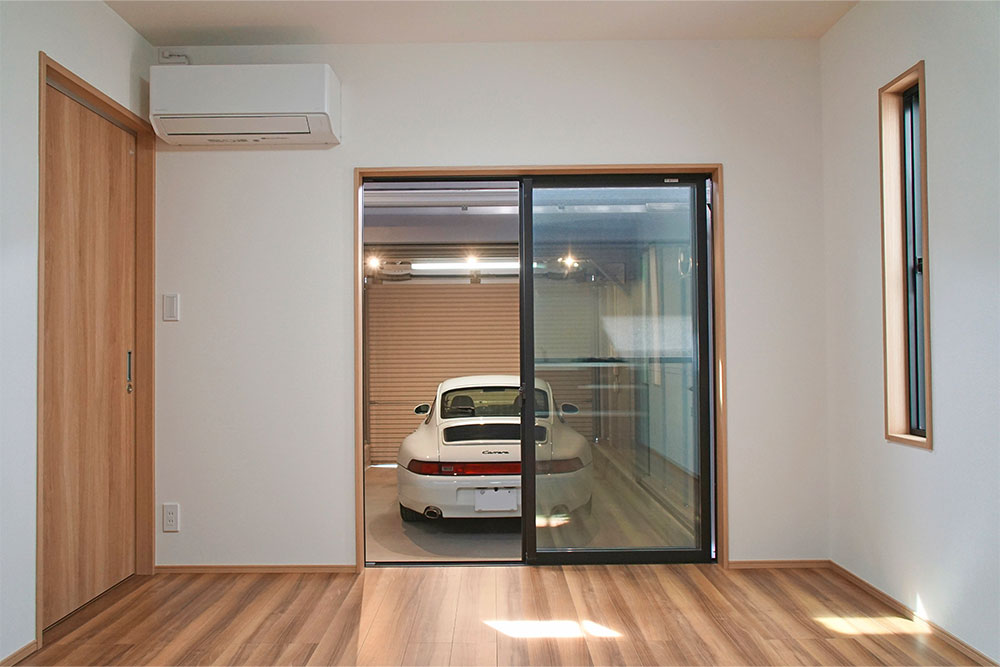 LDKからは窓越しに愛車を眺められる