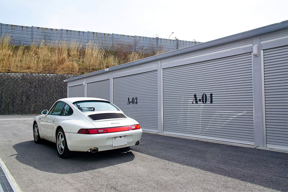 敷地内に併設された貸しガレージ