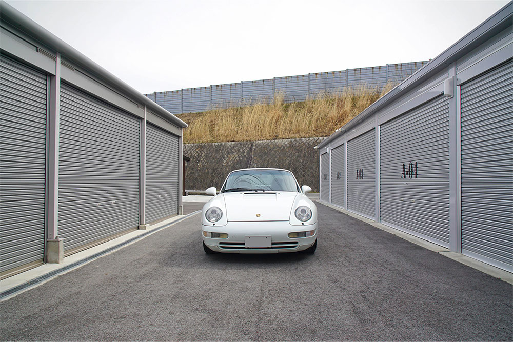 敷地内に併設された貸しガレージ
