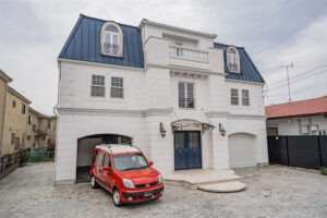 門扉を抜けると別世界、ツインガレージの西洋風建築｜七里駅 徒歩10分