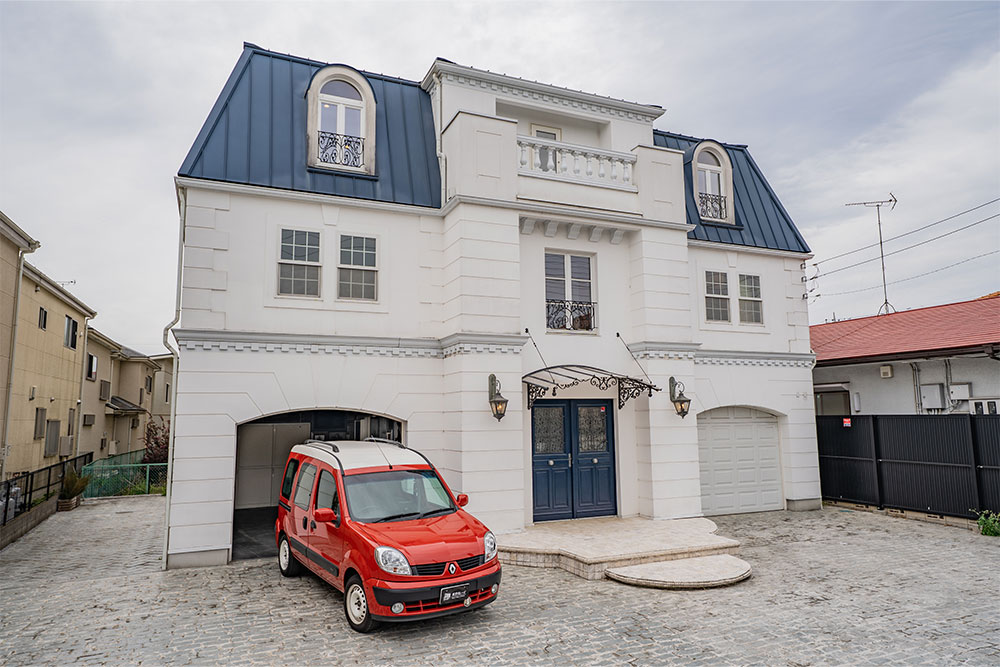 2つのガレージを備えたシンメトリーな一邸