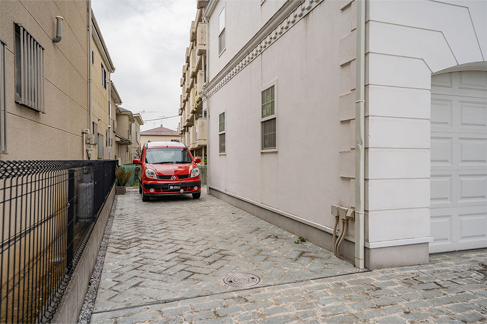建物横の駐車スペース