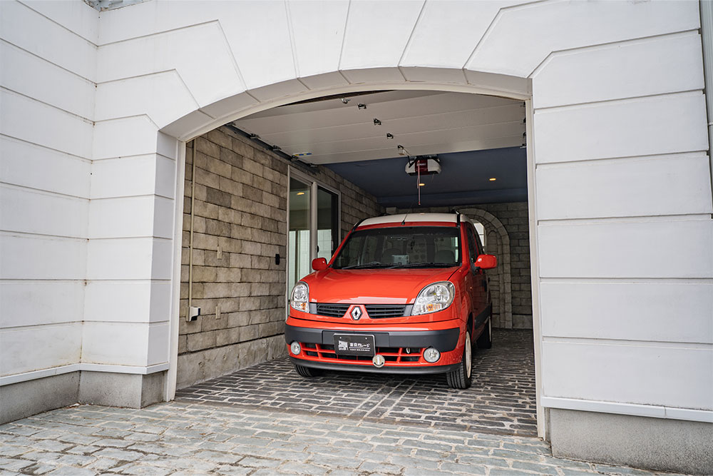 ガレージに駐車したルノー_カングー