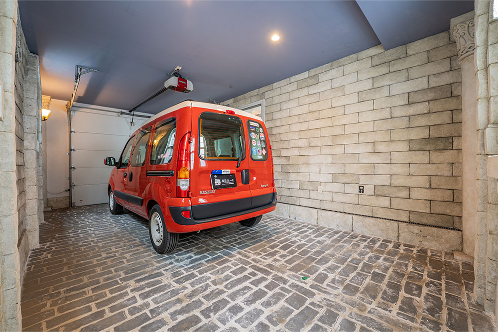 右側ガレージは奥行6.70m