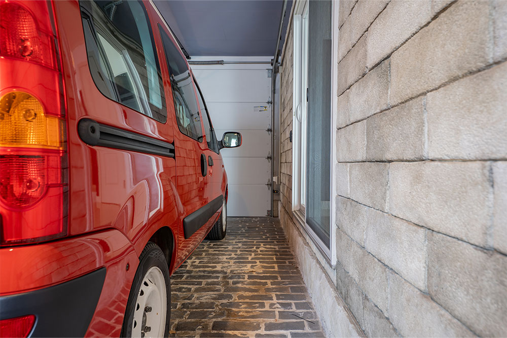 ガレージに駐車したルノー_カングー