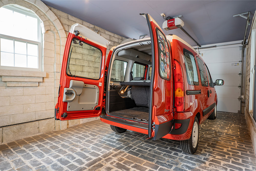 リアハッチを開いたルノー_カングー