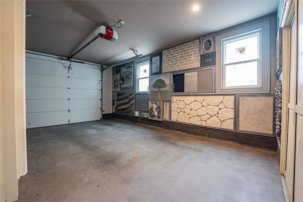 正面左側ガレージの内観