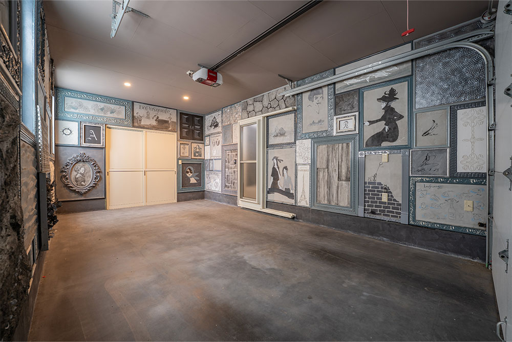 アートで埋め尽くされた左側ガレージ