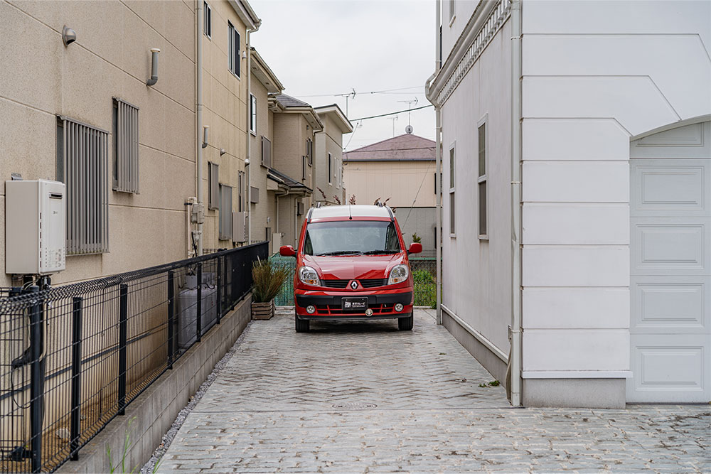 建物横の駐車スペース
