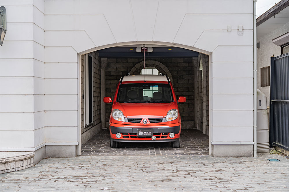 ガレージに駐車したルノー_カングー