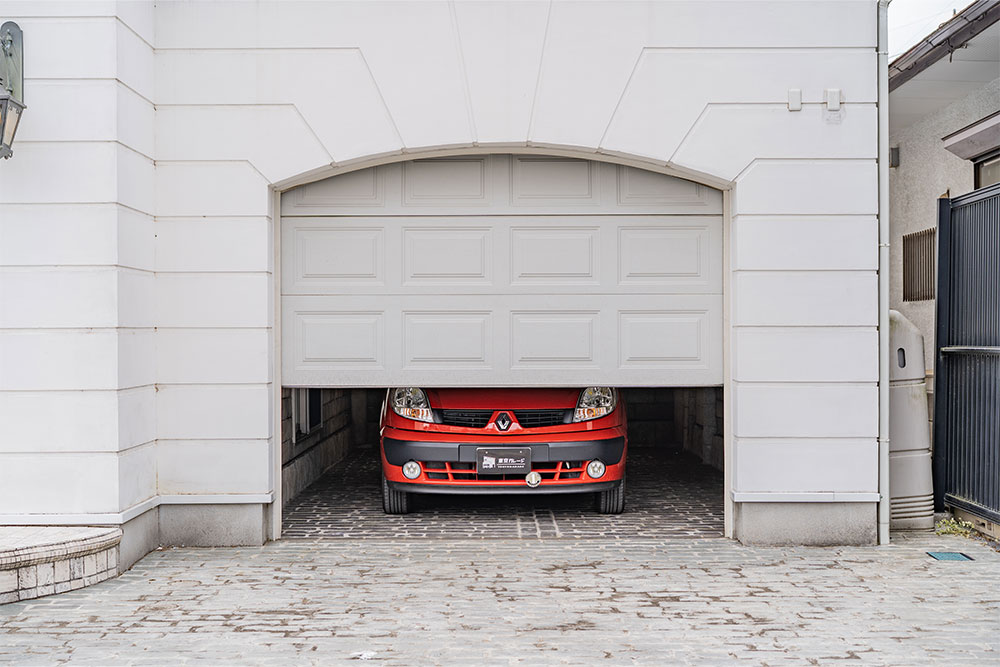 ガレージに駐車したルノー_カングー