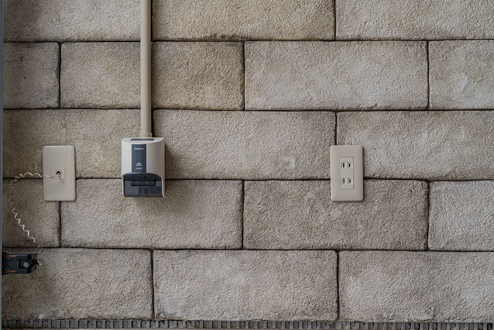 EV充電用200V電源と100Vコンセント