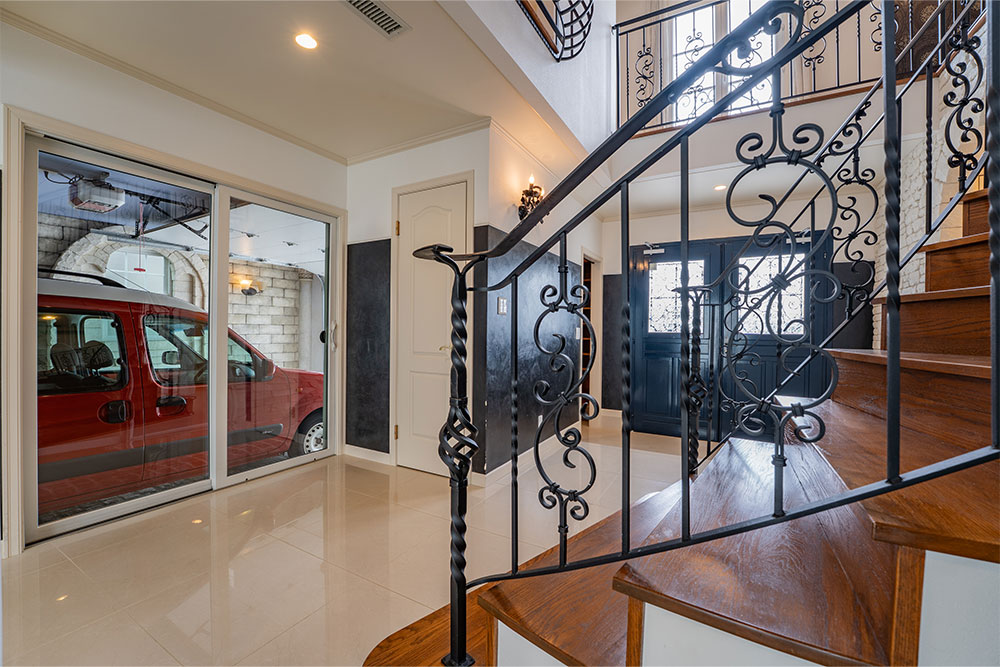 1Fホールから見たガレージ