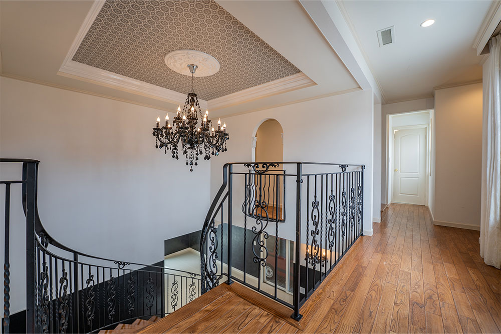 吹抜けとシャンデリア