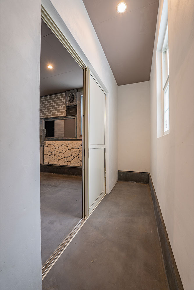 左側ガレージの収納