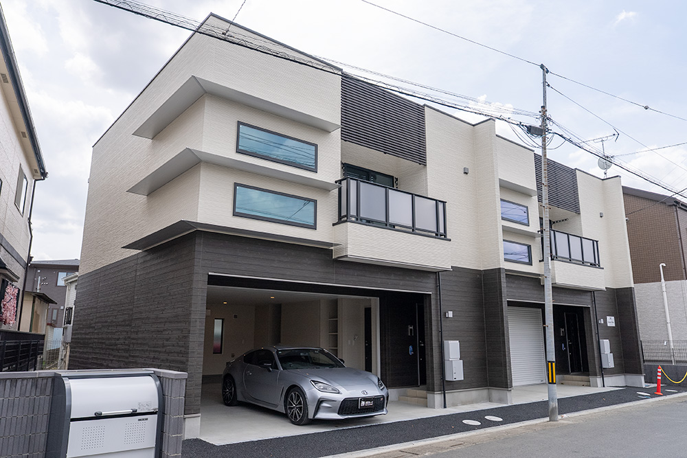 各戸角部屋となる2戸構成のガレージハウス