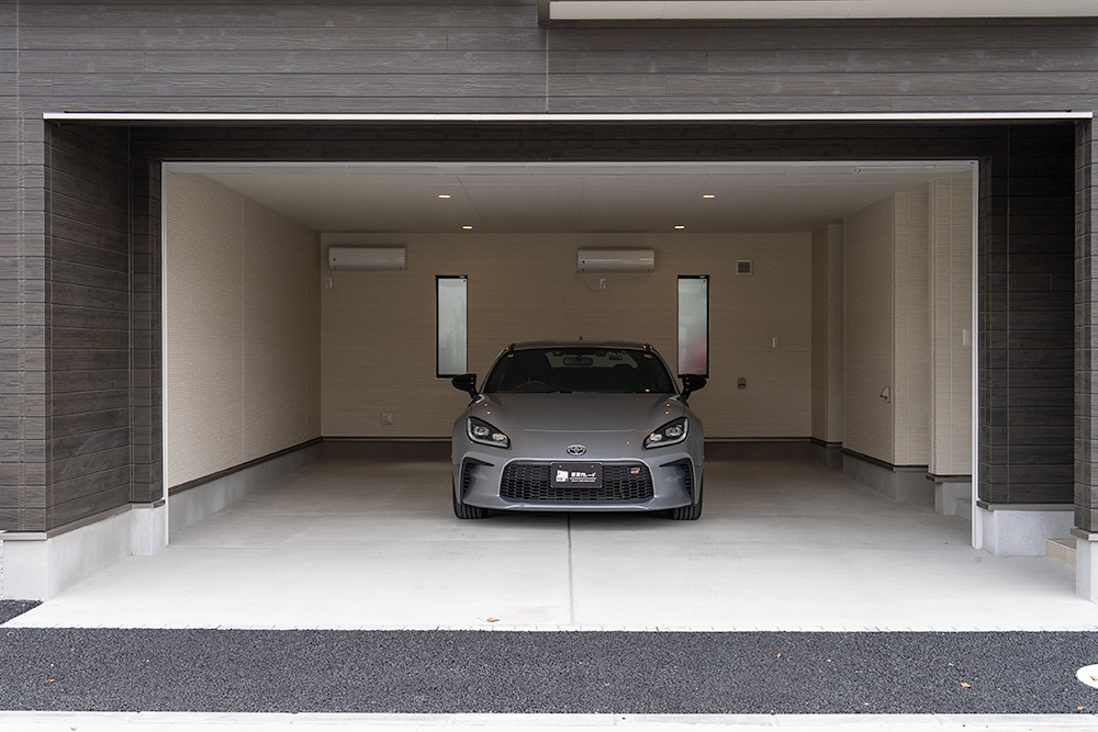 シャッター開口幅4.95m、大型車×2台も収容可