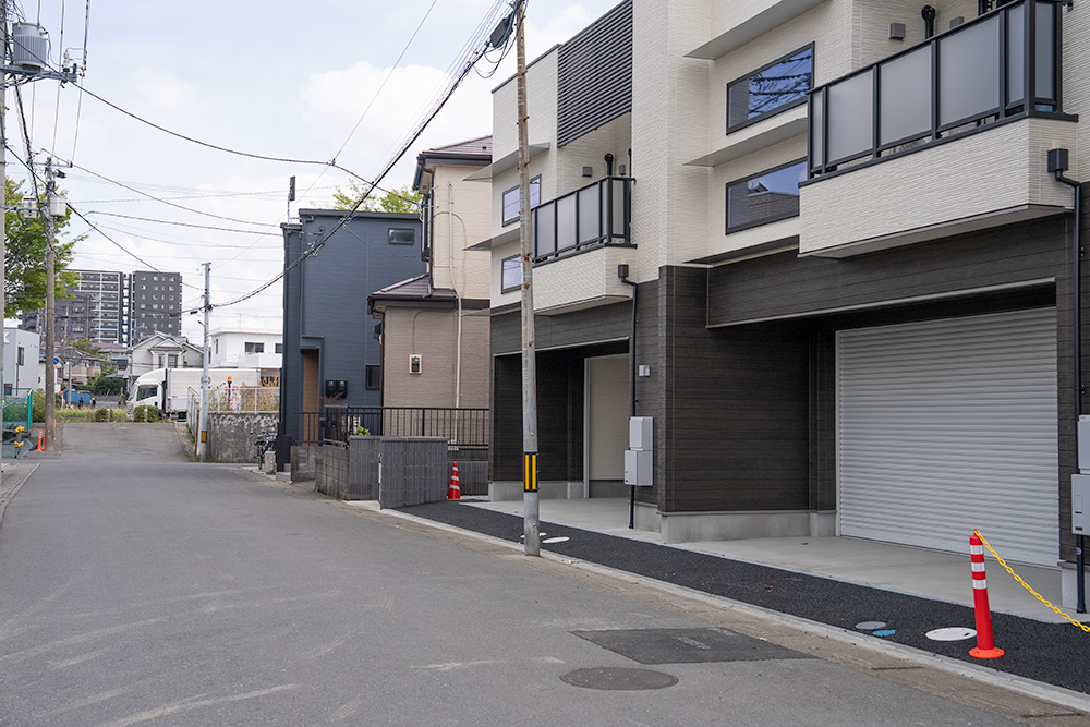 道路幅6.35mでガレージ前にもゆとりがある