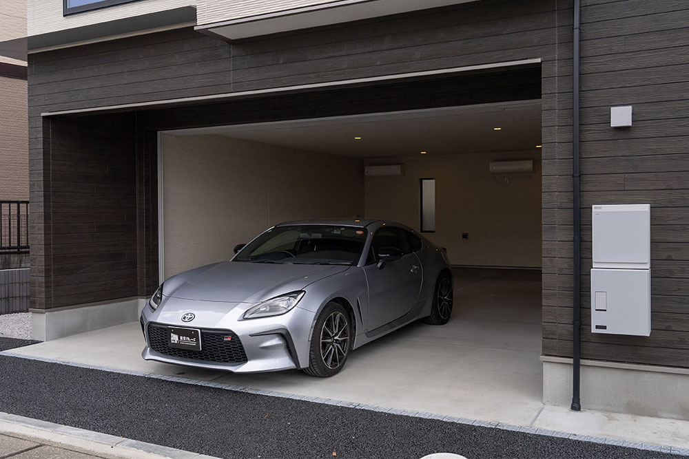 ガレージから顔を覗かせたTOYOTA_GR86