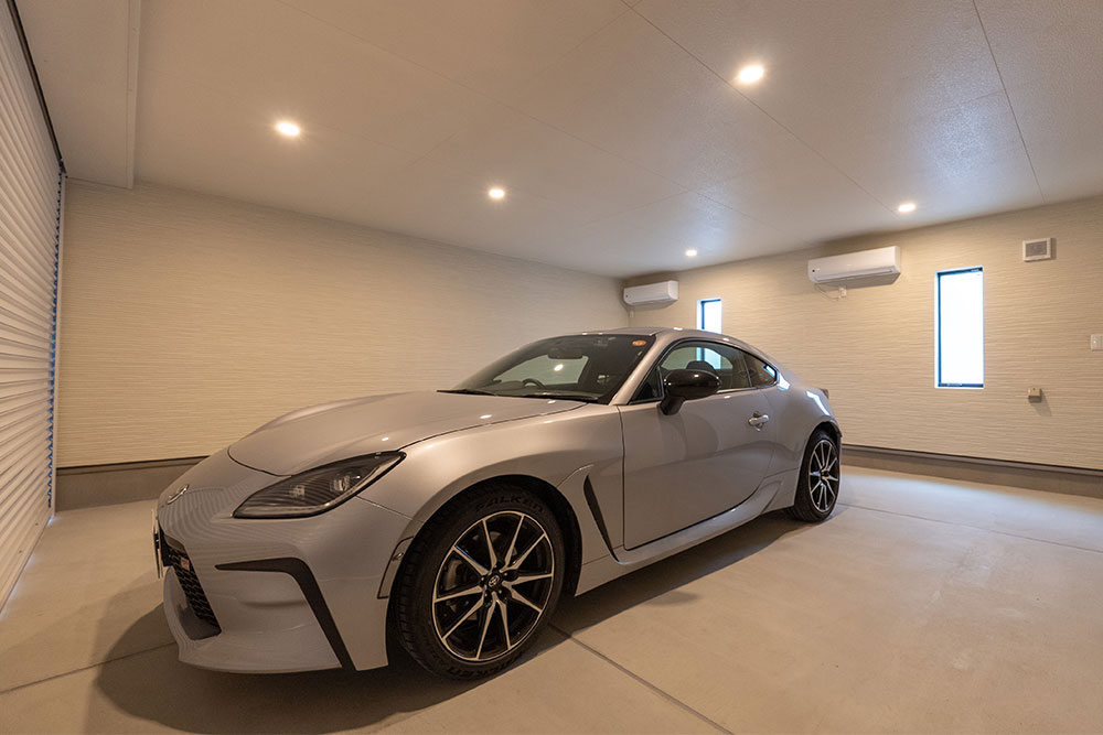 ガレージ内に駐車したTOYOTA_GR86をフロント側から見た様子
