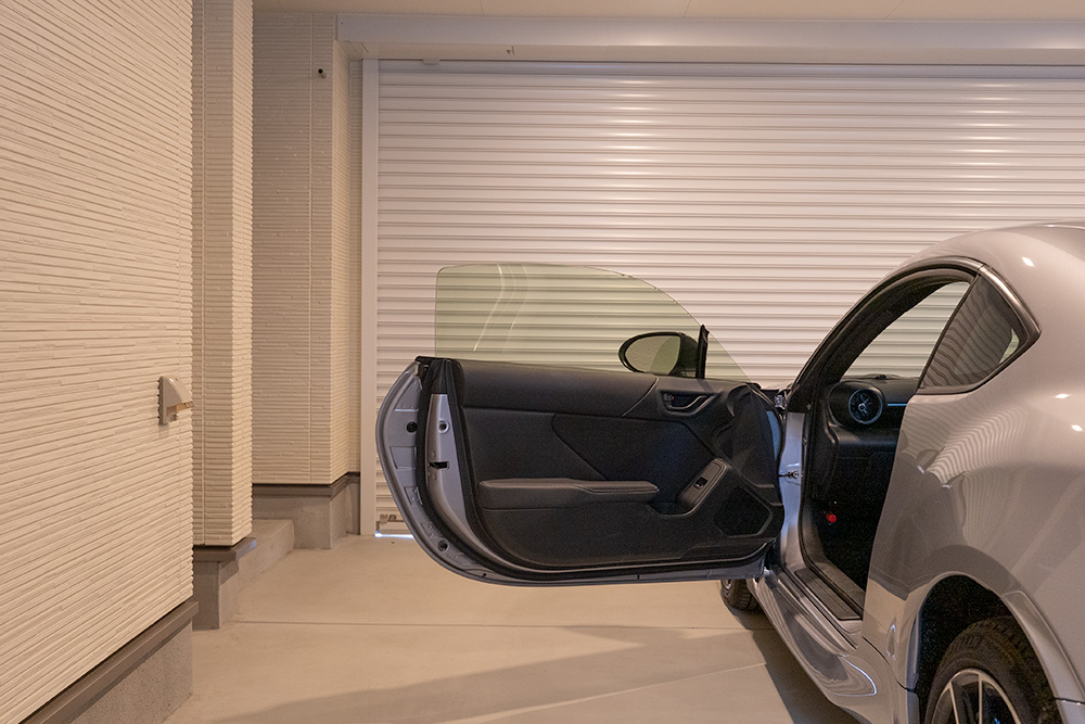 ガレージ内で扉を開けた様子