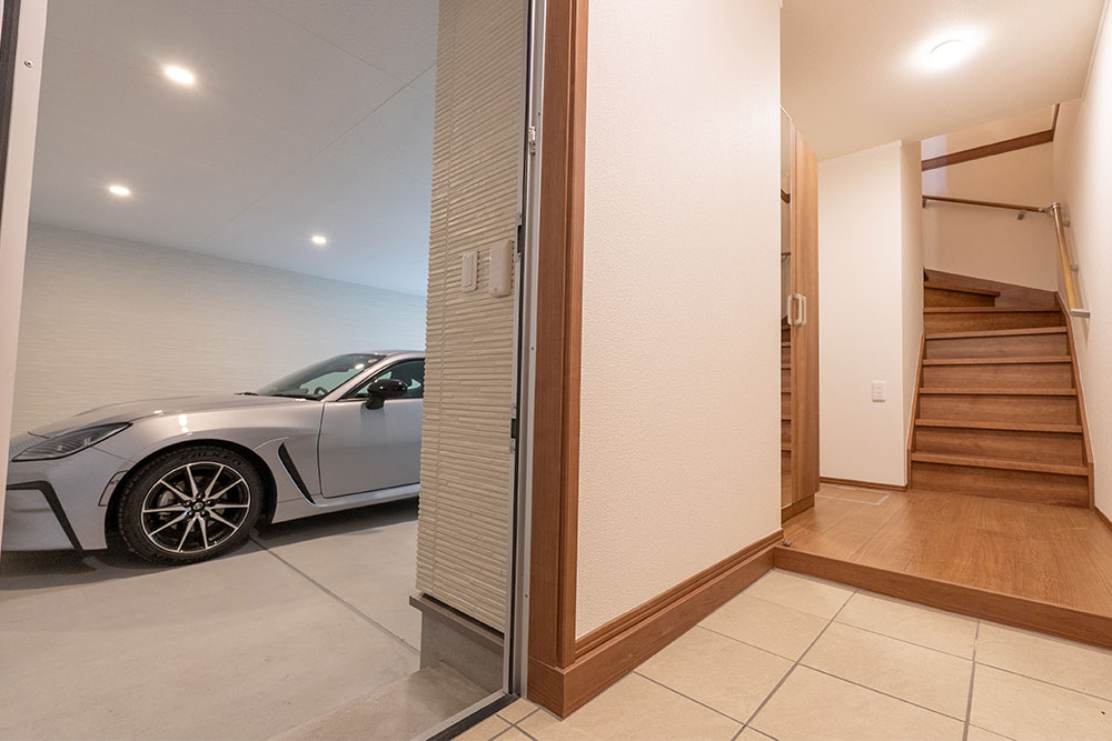 ガレージと居室を繋ぐ扉を開けた様子