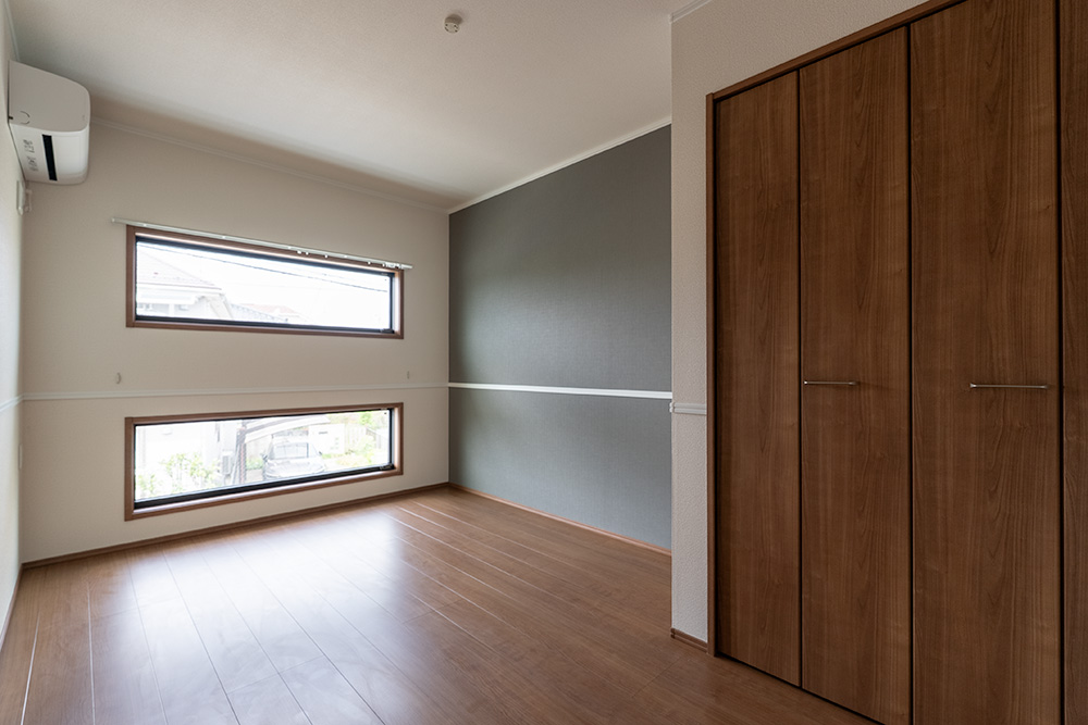 6.1帖の洋室を窓むきに見た様子