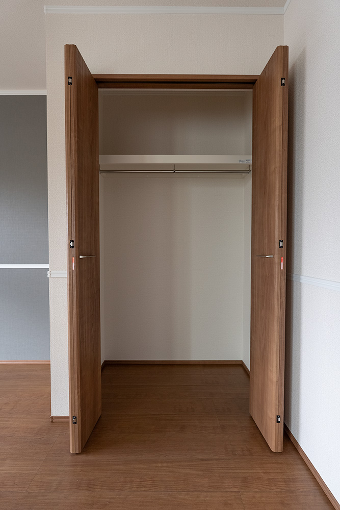 6.1帖の洋室のクローゼットを開けた様子