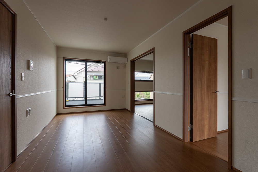 10.2帖のLDKを窓向きに見た様子