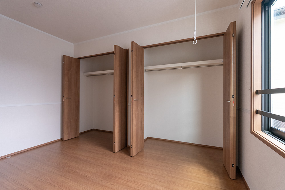 5.4帖の洋室のクローゼットを開けた様子