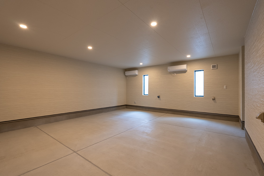 ガレージ内をシャッター側から見た様子