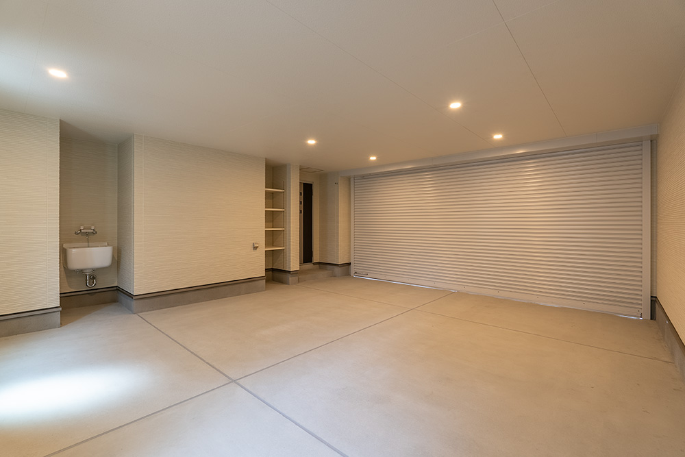 ガレージ内を奥側から見た様子