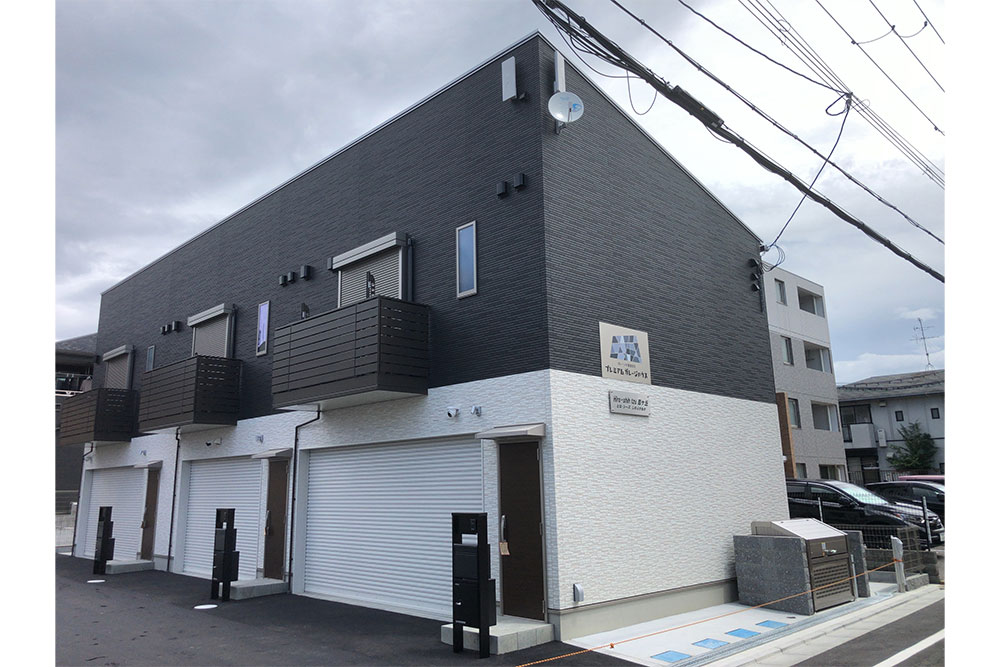 道路から奥へ伸びるように配された建物