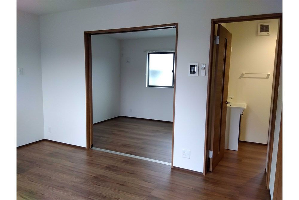 引戸で仕切った洋室と階段ホール