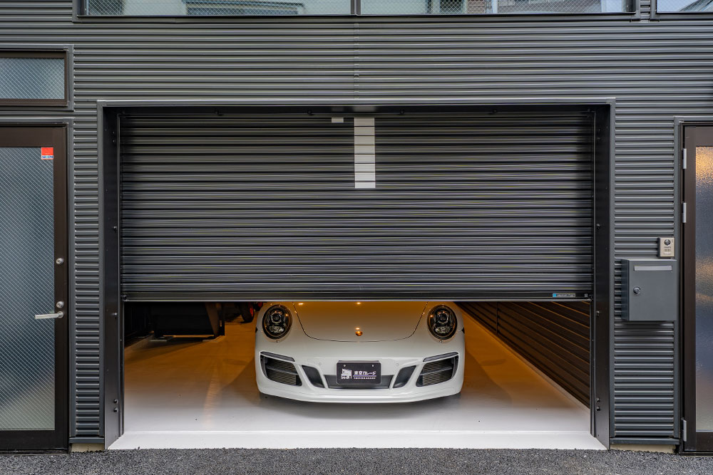 1号室のガレージに駐車した911CarreraS