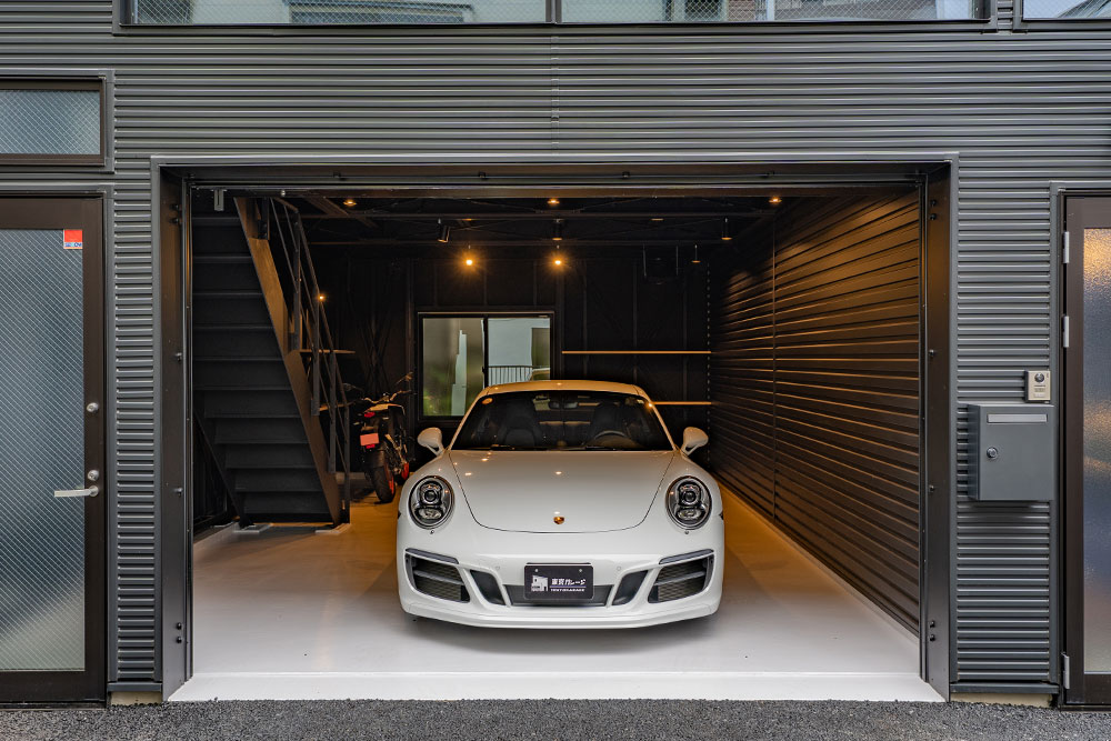 1号室のガレージに駐車した911CarreraS