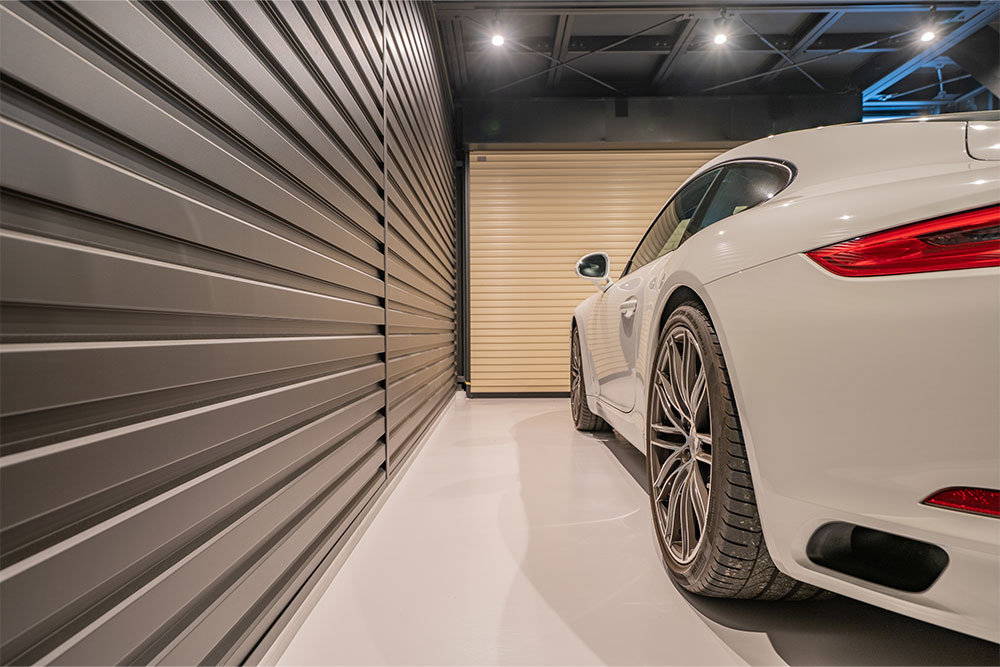 1号室のガレージに駐車した911CarreraS