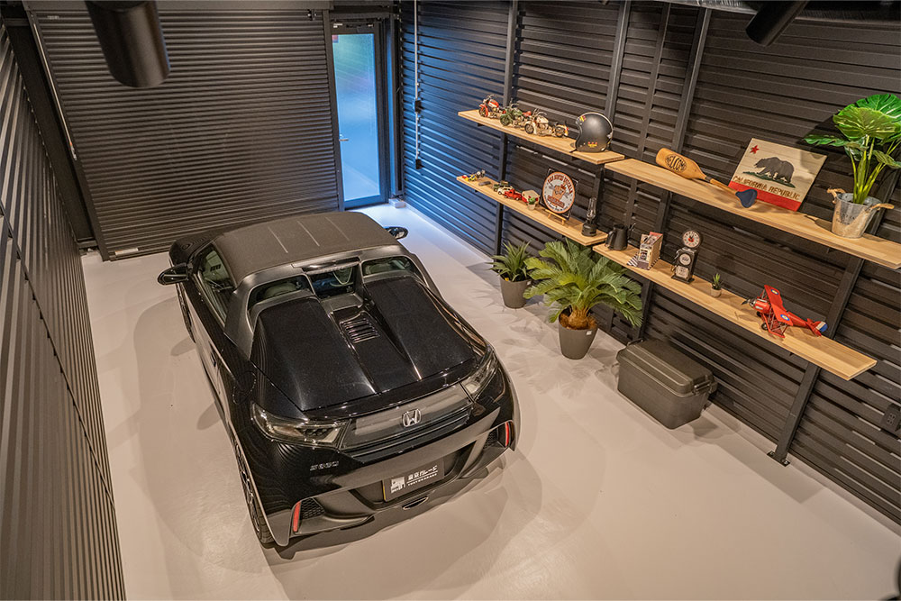 螺旋階段から見たガレージ