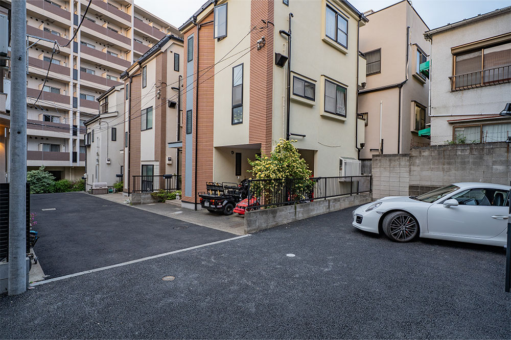 突き当たりだが、敷地内で方向転換できる