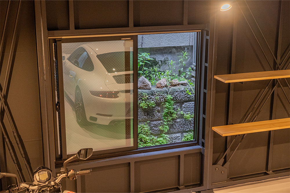 ガレージ背面の窓