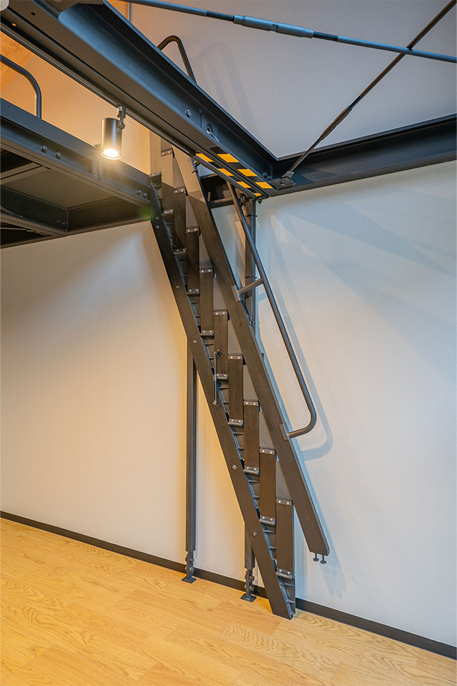 格納式のロフトハシゴ