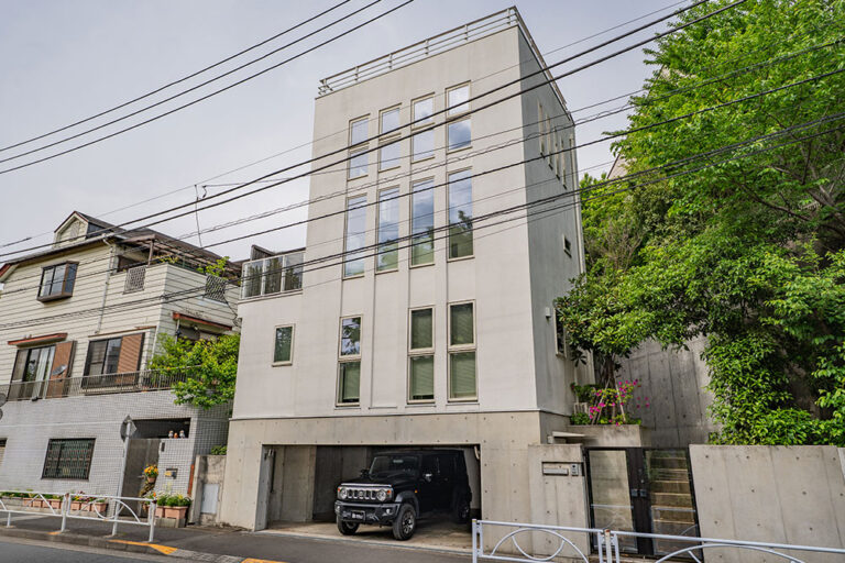 公園を望む吹抜けと開口幅5.4mガレージ｜新井薬師前駅 歩10分