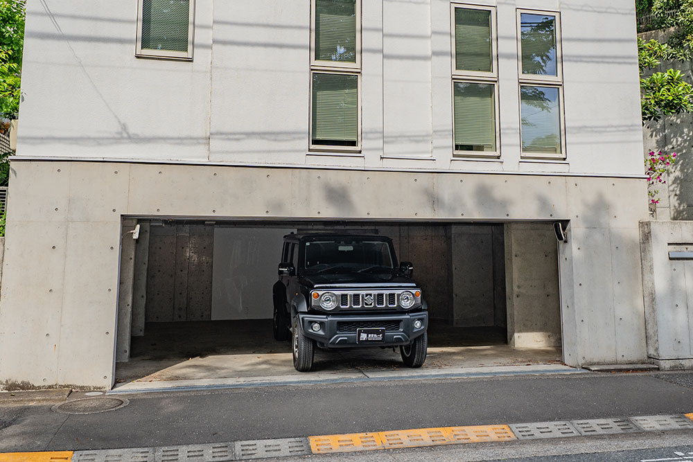 ガレージに駐車したジムニーノマド